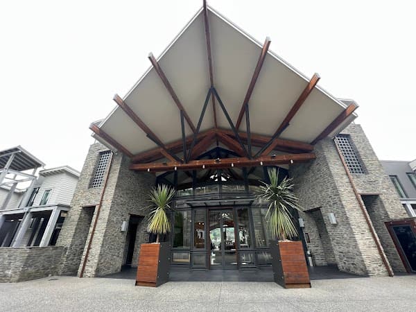 The Rees Hotel, Luxury Apartments & Lakeside Residences